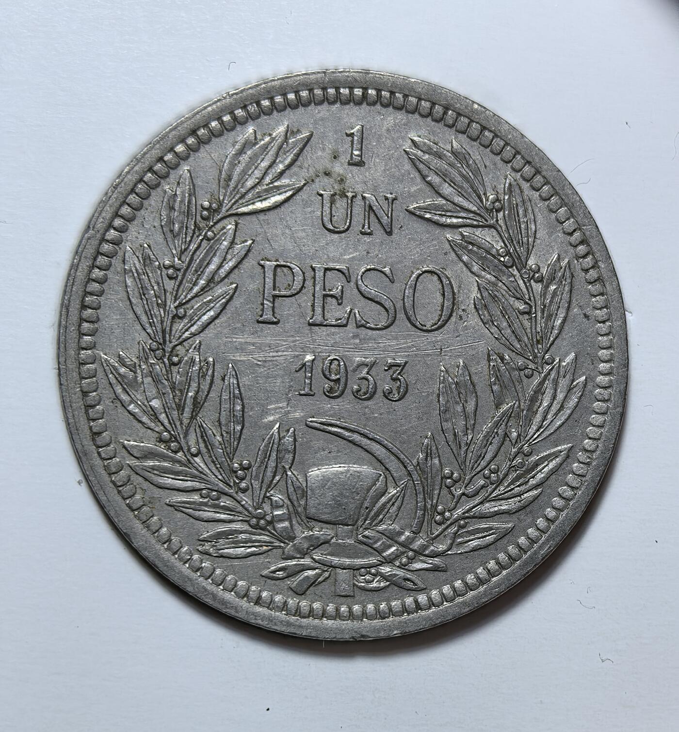 外国优质银币克朗币纪念章，每周六晚九点倒数截拍，满百包邮可寄存，持续收拍 智利共和国1933年1比索，币面铸智利国鸟安第斯神鹰，是大萧条时期智利稳定货币、恢复经济的实物见证，为当时流通主币