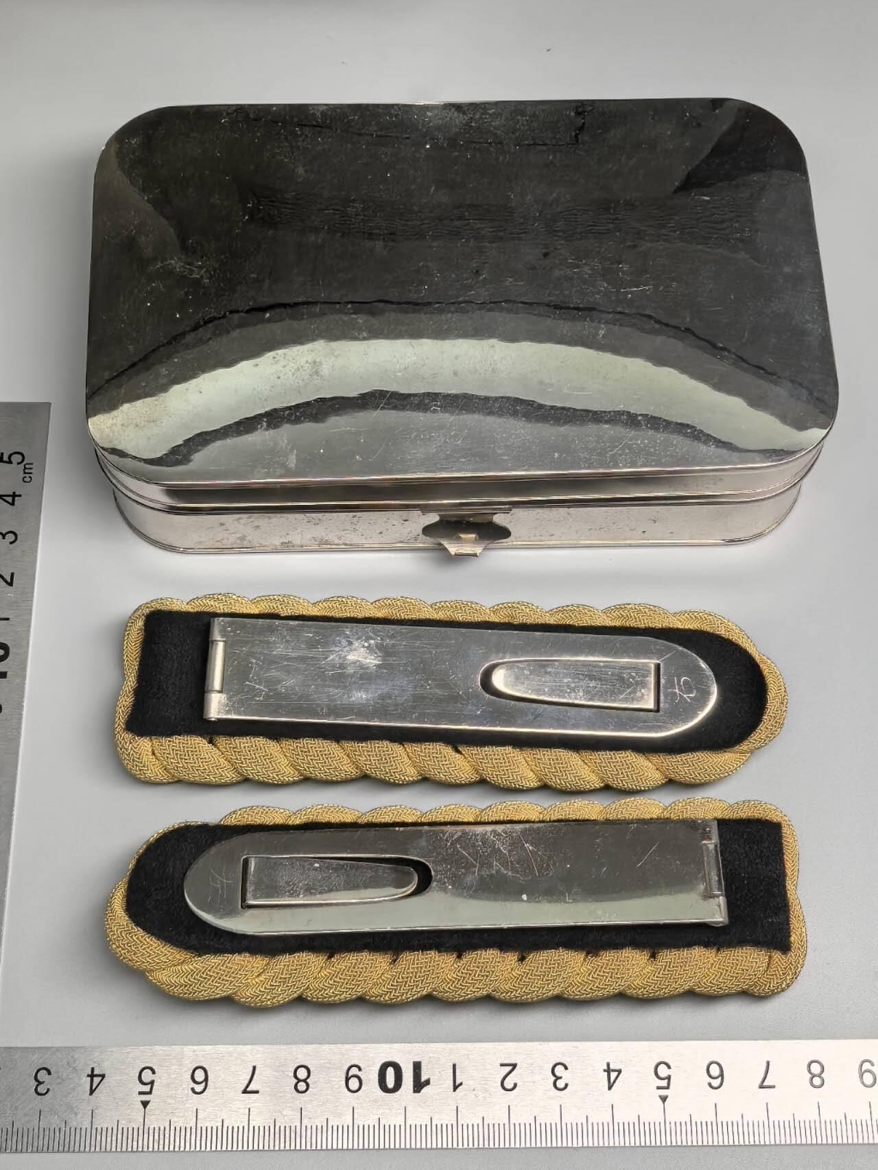 小驴勋章奖章收藏4月4日周六晚六点拍卖（珍爱和平，收藏战争，铭记历史，勿忘国耻，忠党爱国。有偿代拍，送拍规则在简介最后，参拍须阅读规则后再参拍，关系到运费包装发货时效真假辨别等关键信息，拍卖时不再发原图，看大图店主微信码在拍卖店铺介绍里） 日本大礼服肩章一对带盒