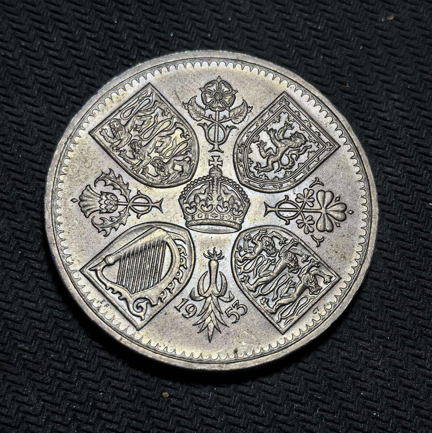 外国优质银币克朗币纪念章，每周六晚九点倒数截拍，满百包邮可寄存，持续收拍 英国1953年伊丽莎白二世加冕纪念 5 先令（克朗）币，为纪念女王登基加冕发行，正面是女王骑马像，背面以王冠与英联邦四地象征纹章，定格加冕盛典的历史时刻。