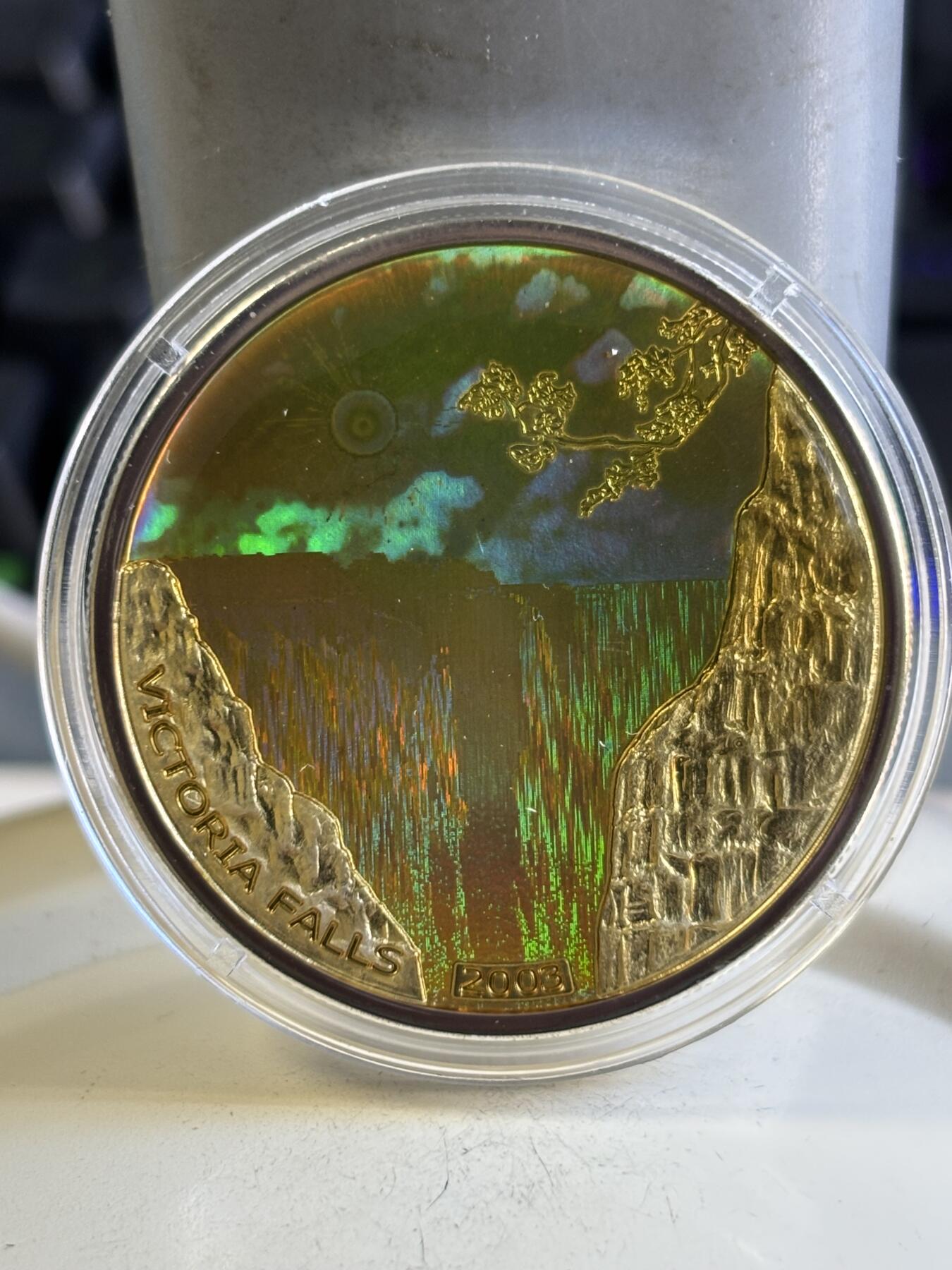 第196期拍卖 刚果2003年维多利亚彩虹大瀑布全息幻彩纪念银币全球首枚幻彩银币，塑料盒有裂痕，925银，25克，发行2500枚
