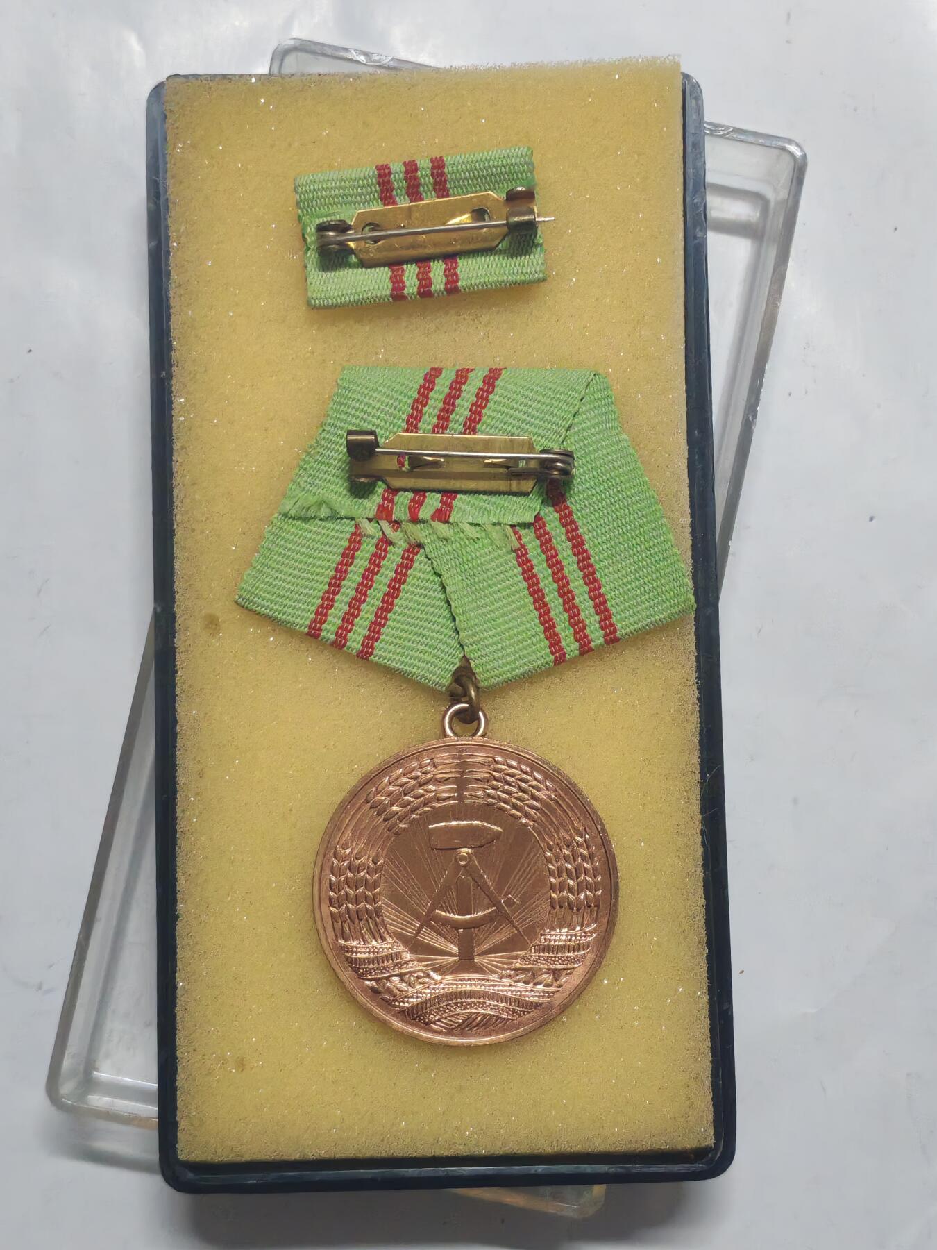 韵星假日军品类拍卖第51期  -- Rimey Holidays Militaria Auction 51 民主德国铜级内务部武装力量忠诚服务奖章带原盒略