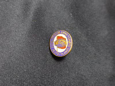 云宸嘉赏-勋臻佳藏四月精品甄选场次（低佣 一元一手） - 民主德国统一社会党（SED，东德唯一执政党）党员证章早期热珐琅版本 可别在人民军制服衣领