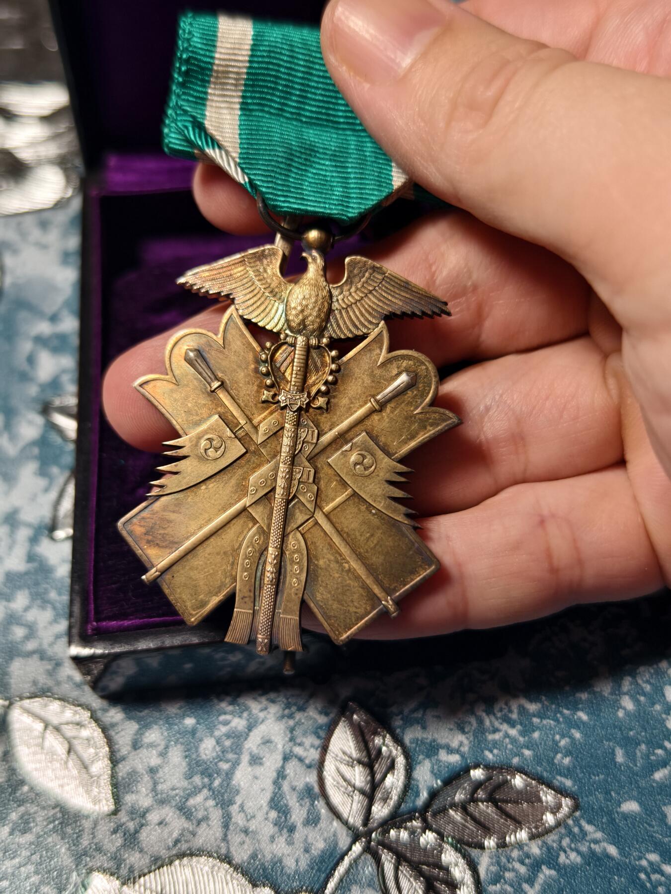 抚柳草堂-第二十二期章牌钱币  奖章勋章 满百包邮 放漏专场 六鸟 勋六级金鵄勋章 银质35.8g 原盒美品带杯绶 盒坏了 昭和早期