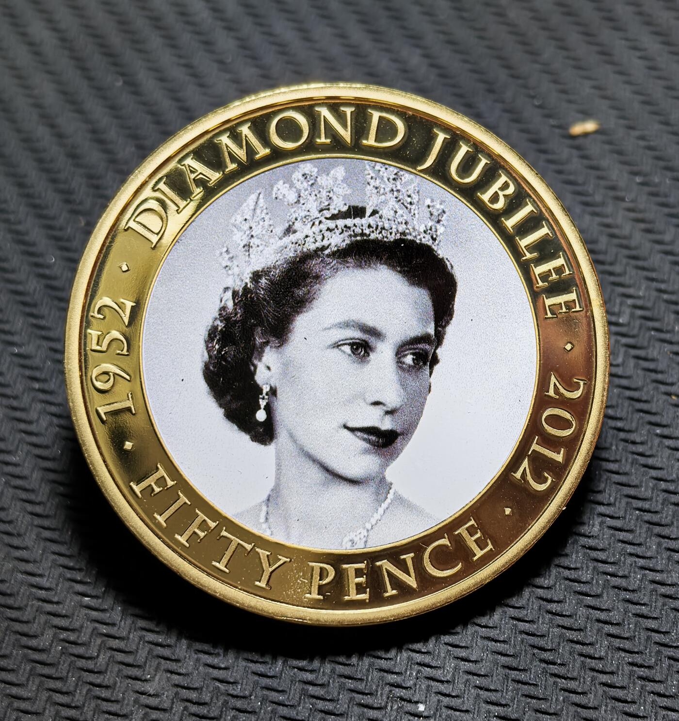外国优质银币克朗币纪念章，每周六晚九点倒数截拍，满百包邮可寄存，持续收拍 镀金泽西岛2011年发行的 50 便士纪念币，为纪念伊丽莎白二世登基钻禧（1952-2012，即位 60 周年）发行，正面是女王晚年肖像，背面印其加冕经典照，致敬女王漫长君主生涯。