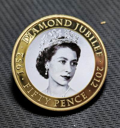 外国优质银币克朗币纪念章，每周六晚九点倒数截拍，满百包邮可寄存，持续收拍 - 镀金泽西岛2011年发行的 50 便士纪念币，为纪念伊丽莎白二世登基钻禧（1952-2012，即位 60 周年）发行，正面是女王晚年肖像，背面印其加冕经典照，致敬女王漫长君主生涯。