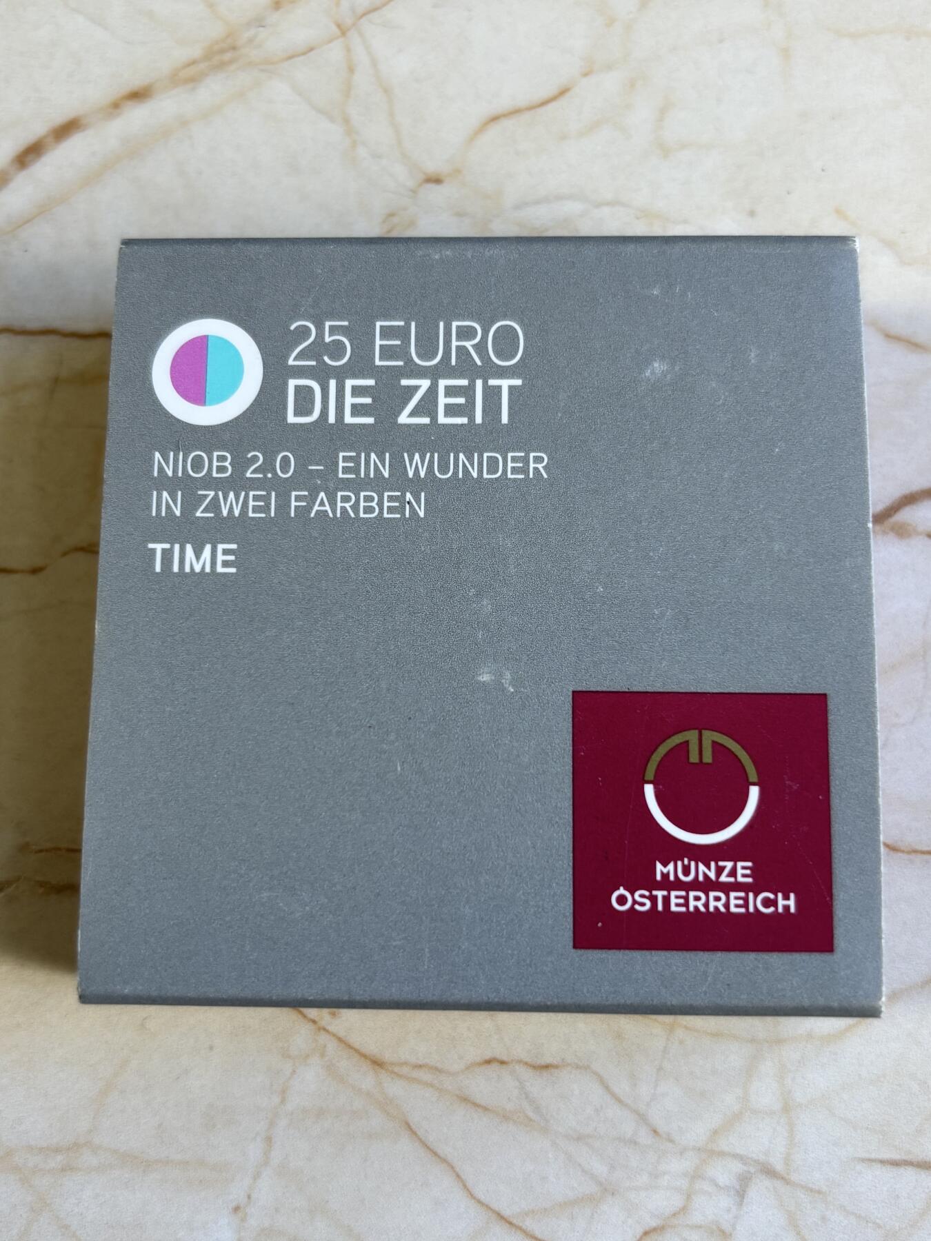 第196期拍卖 获奖奥地利2016年银铌镶嵌时间三彩色纪念银铌币，金属:900银/铌998，重量:15.5克（9克银，6.5克铌），直径:34毫米，发行：65000枚，获2018年度克劳斯世界硬币大奖赛最佳双金属币