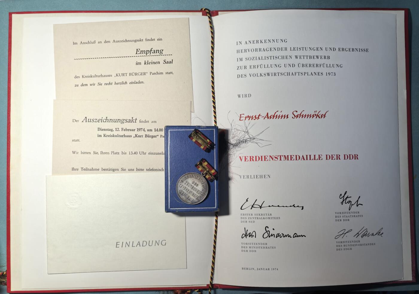 盛世勋华——号角文化勋章邮票专场拍卖第312期 东德国家功勋奖章 原盒带略 带1974年大证书 带授勋仪式请柬