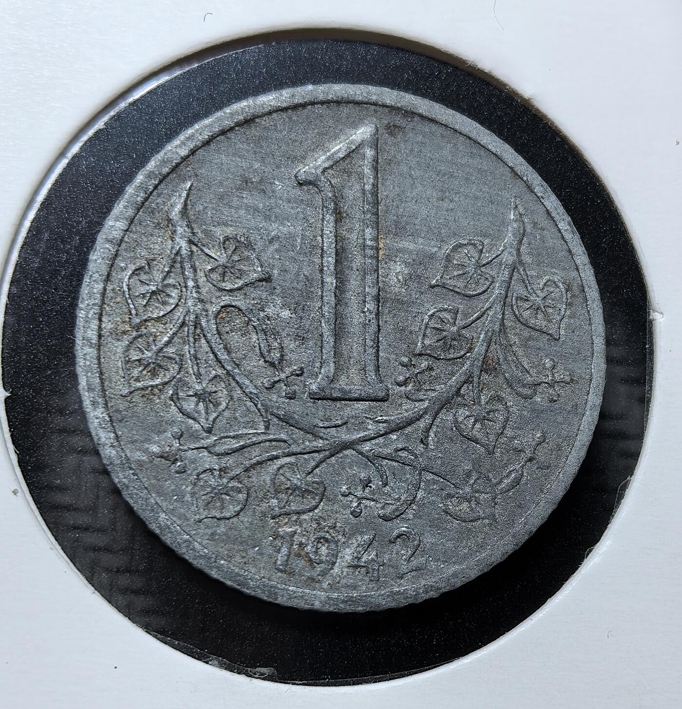 外国优质银币克朗币纪念章，每周六晚九点倒数截拍，满百包邮可寄存，持续收拍 德占波西米亚摩拉维亚保护国1942 年1 克朗锌币。发行于纳粹德国占领时期是德占期间为稳定当地经济而发行的货币，象征着当时捷克作为德国保护国的政治地位。