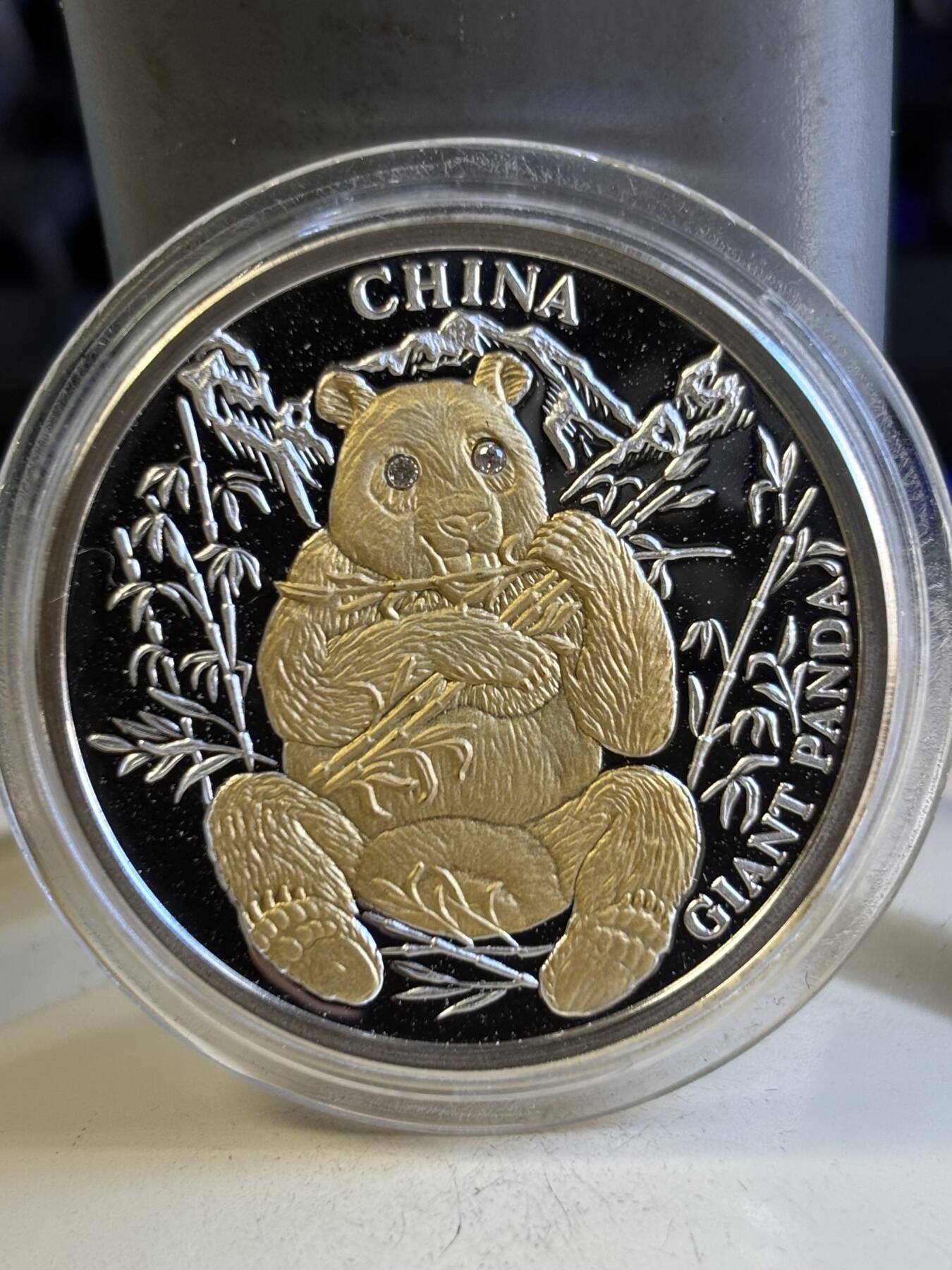 第196期拍卖 利比里亚2004年珍稀动物系列中国大熊猫镀金镶钻石银币，999银，20克。38毫米，5000枚，塑料盒有瑕疵