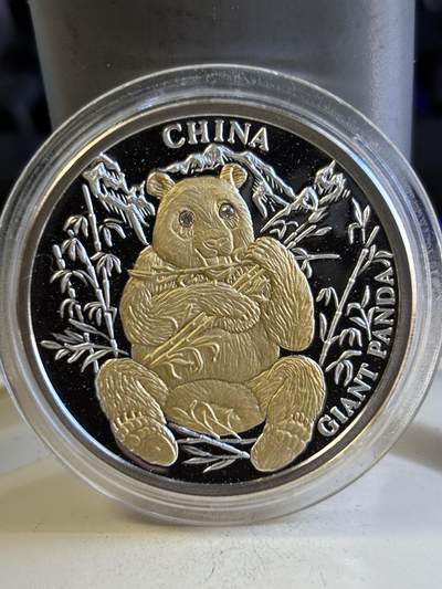 第196期拍卖 - 利比里亚2004年珍稀动物系列中国大熊猫镀金镶钻石银币，999银，20克。38毫米，5000枚，塑料盒有瑕疵