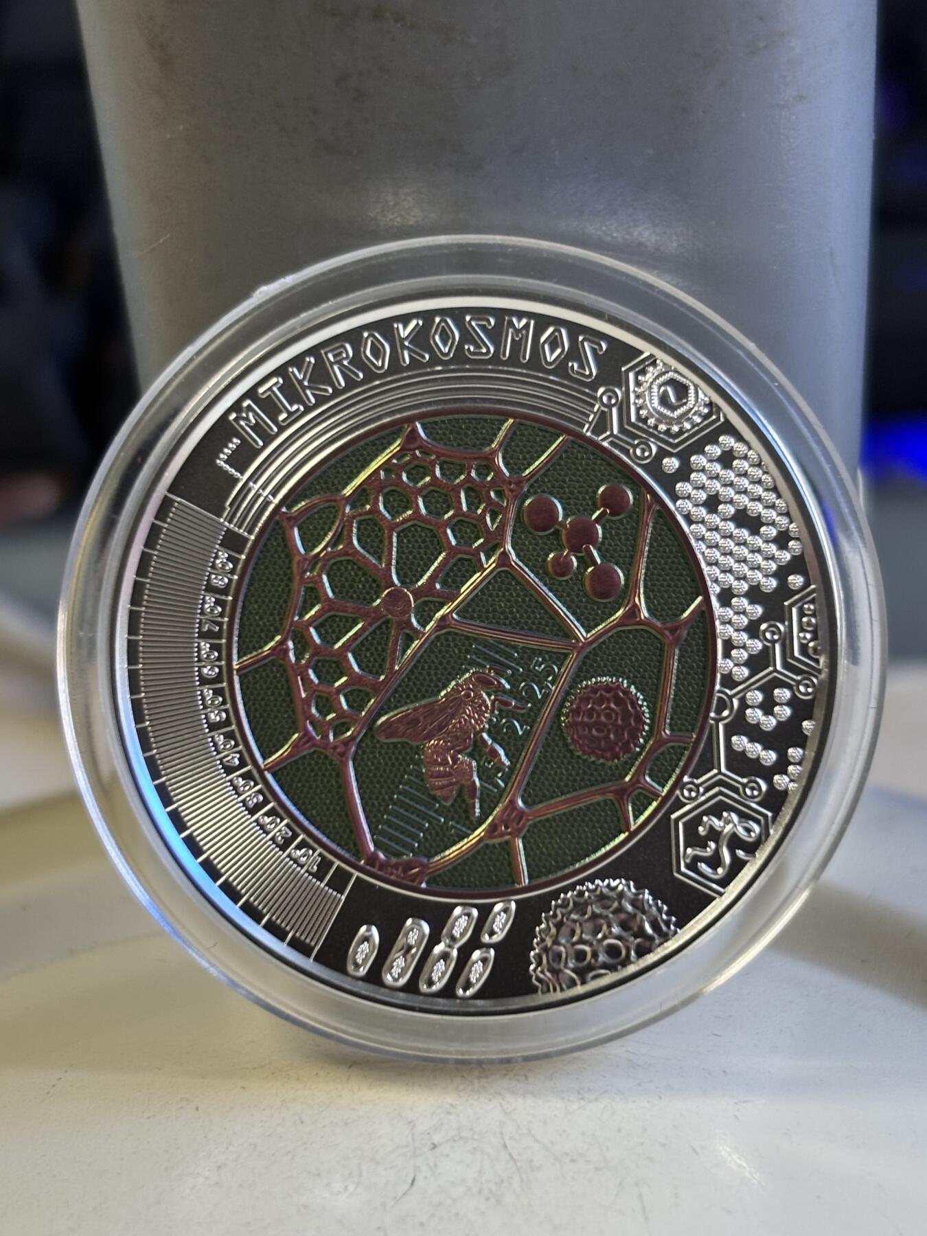 第196期拍卖 奥地利2017年银铌镶嵌系列微观世界银铌双金属币，金属:900银998铌，重量:16.5克（10克银，6.5克铌）直径:34毫米，发行：65000枚