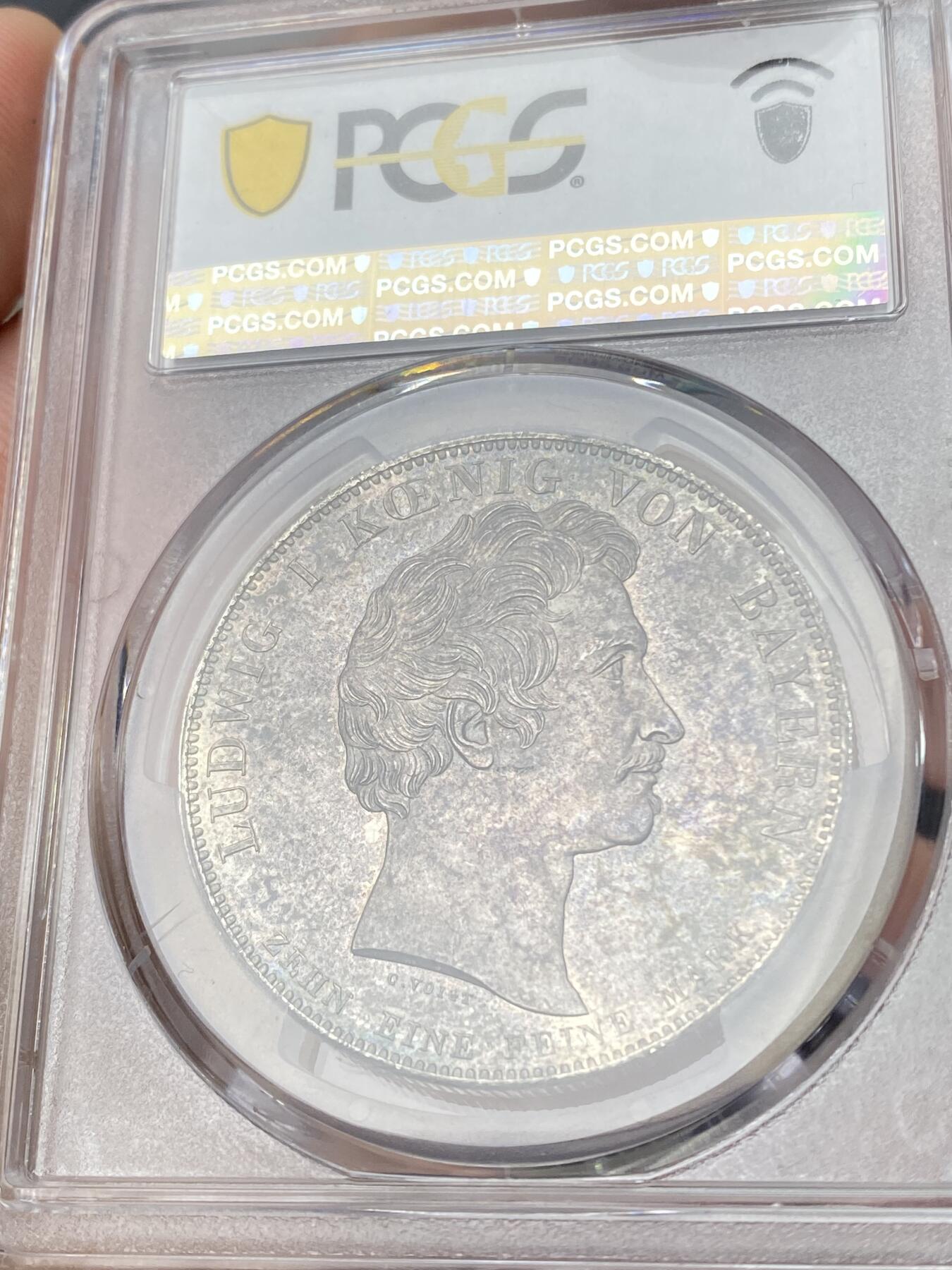 万国钱币拍卖第064期 PCGS MS63 1828年巴伐利亚路德维希一世皇室全家福历史大泰勒 在路一最小儿子出生后 为祈祷整个皇室幸福安康 路德维希一世敕令发行此枚历史泰勒 皇室成员头像上方铭文意为“上天的祝福”著名的沙俄家族卢布便是以此为蓝本设计 双面欧陆黑漆古包浆收藏级品质