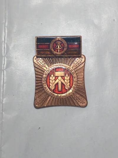 韵星假日军品类拍卖第51期  -- Rimey Holidays Militaria Auction 51 - 民主德国集体劳动模范奖章