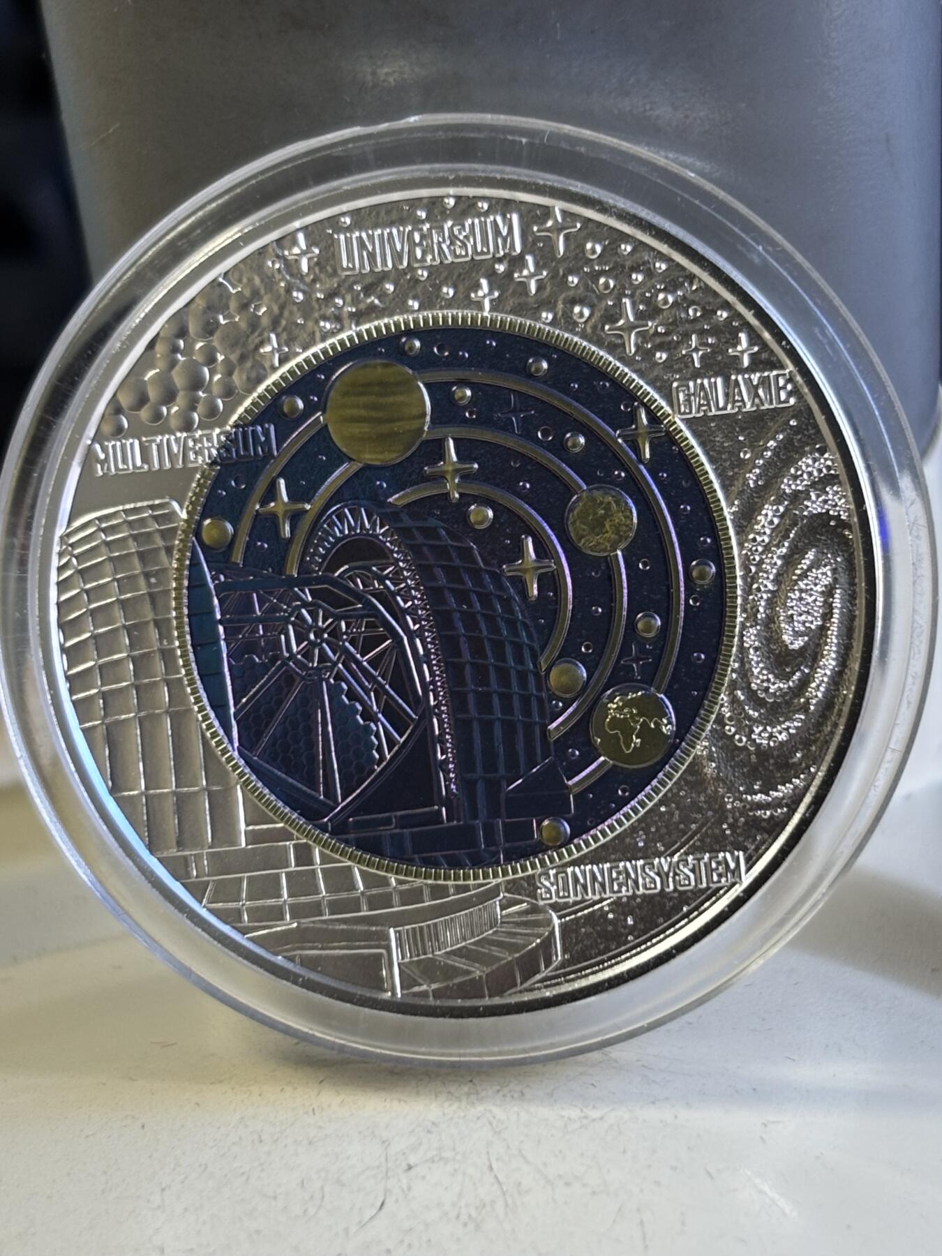 第196期拍卖 奥地利2015年宇宙论铌银镶嵌双色纪念币，900银/998铌，10克和7.15克，发行：65000枚，没有外面纸套