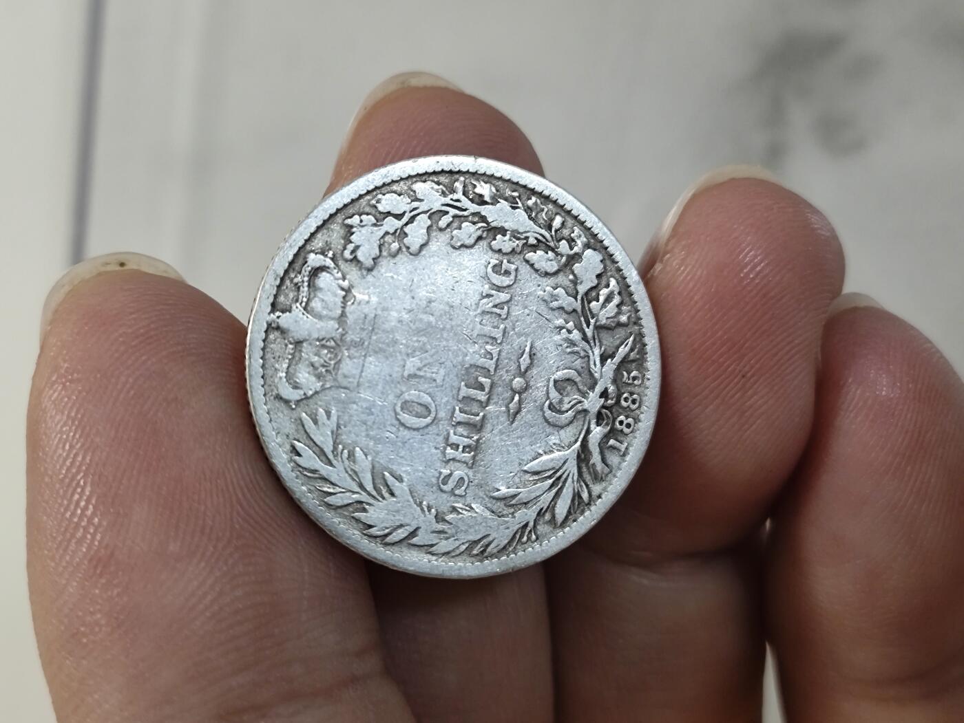 英国1先令银币，1885英国维多利亚年轻头像银币