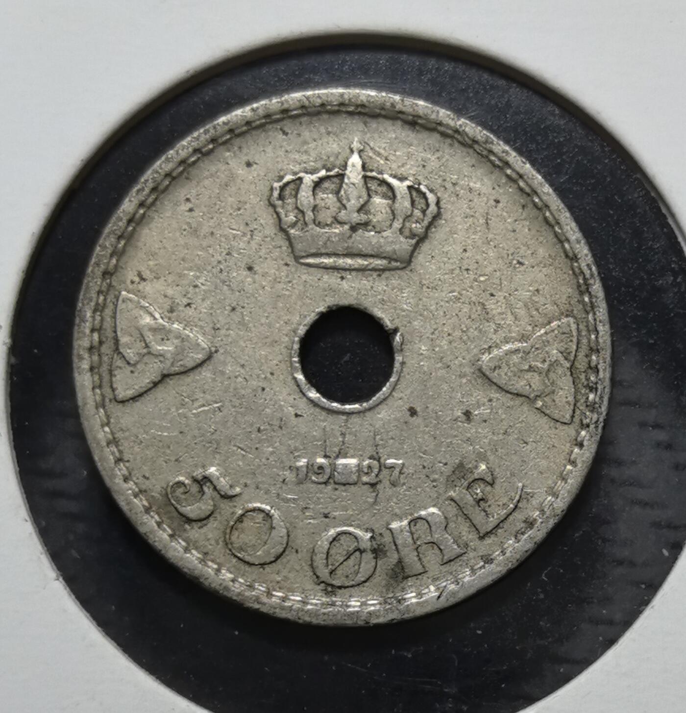 外国优质银币克朗币纪念章，每周六晚九点倒数截拍，满百包邮可寄存，持续收拍 挪威1927年 50 欧尔（Øre）穿孔镍币，正面为哈康七世花押与王冠，背面饰三曲腿纹与王冠，是挪威君主制时期的法定流通辅币，见证其近代货币体系。