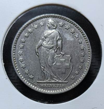 外国优质银币克朗币纪念章，每周六晚九点倒数截拍，满百包邮可寄存，持续收拍 - 瑞士联邦1979年1法郎，币面为守护女神海尔维蒂亚与瑞士十字盾徽，是瑞士长期中立、金融稳定的象征，为瑞士流通辅币。