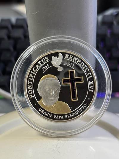 第196期拍卖 - 库克2013年教皇镶水晶镀金纪念银币，999银镀金，25克，发行量5000枚，边缘有氧化