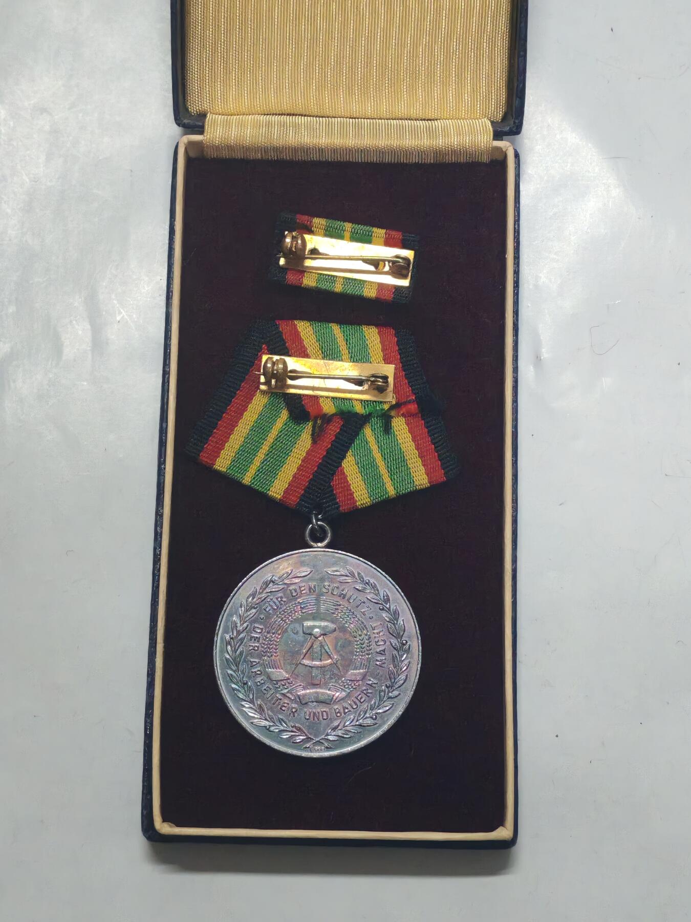 韵星假日军品类拍卖第51期  -- Rimey Holidays Militaria Auction 51 民主德国第一版900银制作 银级人民军忠诚服务奖章带原盒略 背打900银标 完整一套 早期非常少见