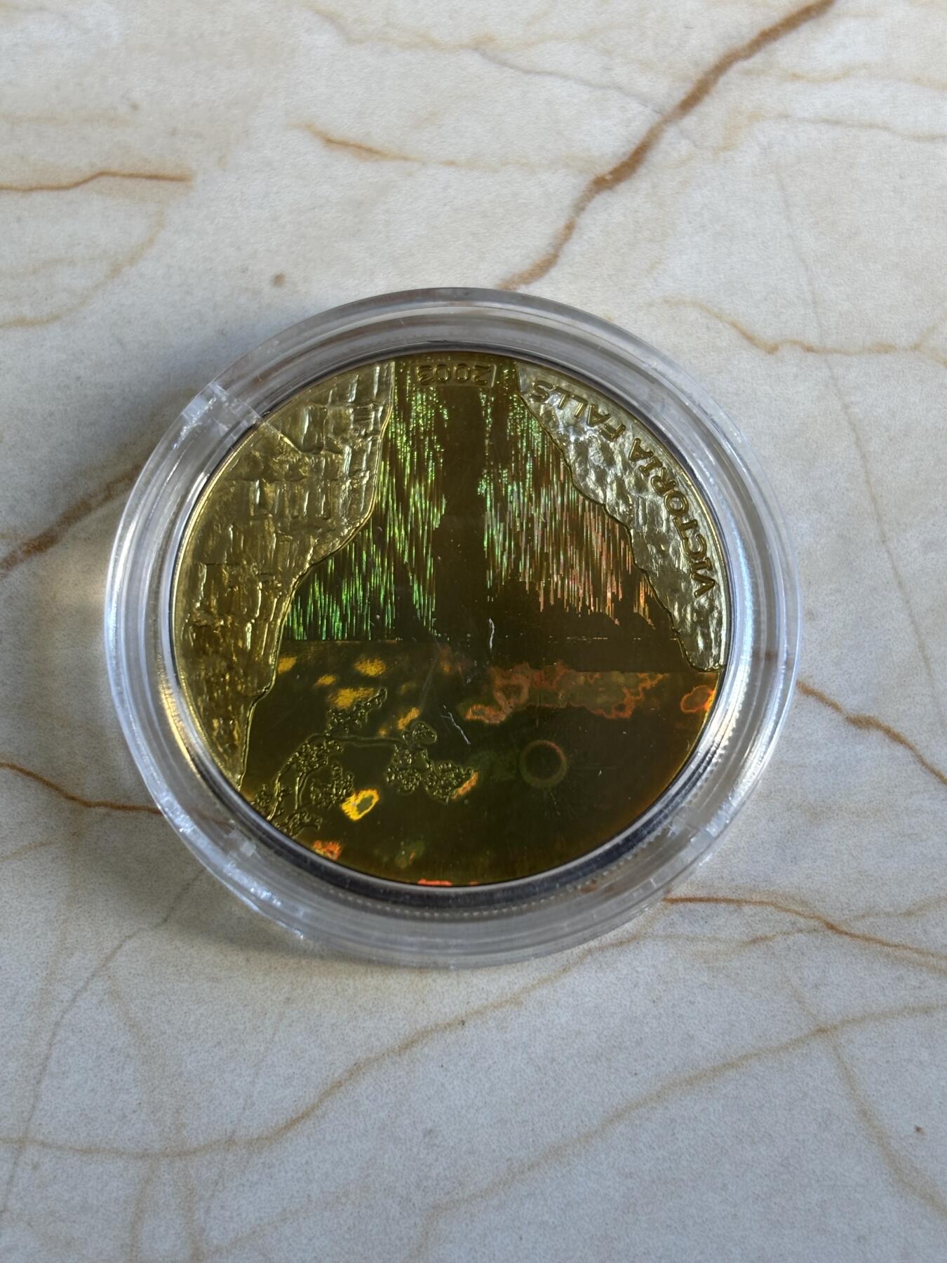 第196期拍卖 刚果2003年维多利亚彩虹大瀑布全息幻彩纪念银币全球首枚幻彩银币，塑料盒有裂痕，925银，25克，发行2500枚