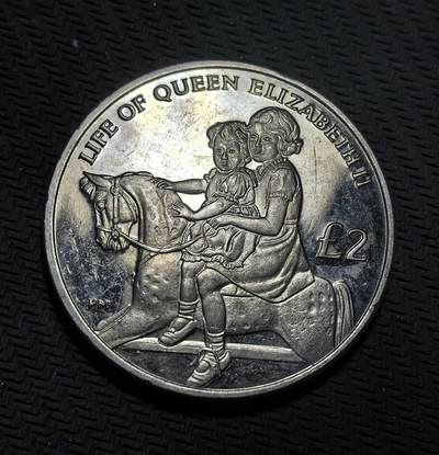 外国优质银币克朗币纪念章，每周六晚九点倒数截拍，满百包邮可寄存，持续收拍 - 英属印度洋领地2012年2镑纪念币，为纪念伊丽莎白二世登基钻禧发行，正面是女王不同时期双肖像，背面定格其幼年骑马场景，致敬女王一生与君主生涯。