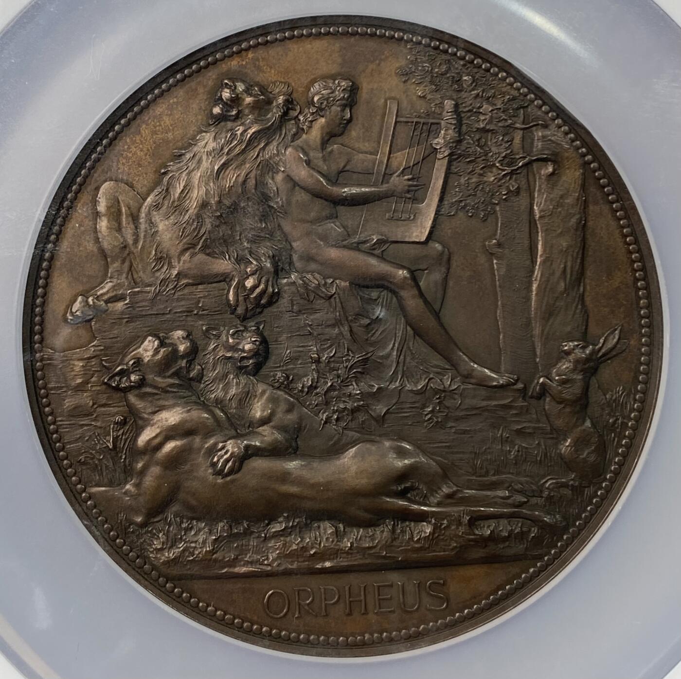 万国钱币拍卖第064期 NGC MS63BN 1889年瑞士诗人戈特弗里德·凯勒70岁生日大铜章 安东·沙夫名作之一 70mm 160.02G巨物 阿波罗之子奥菲俄耳甫斯坐在右侧岩石上 在三只狮子和一只兔子中间弹奏七弦琴 相传其音乐能令顽石起舞 猛兽驯服