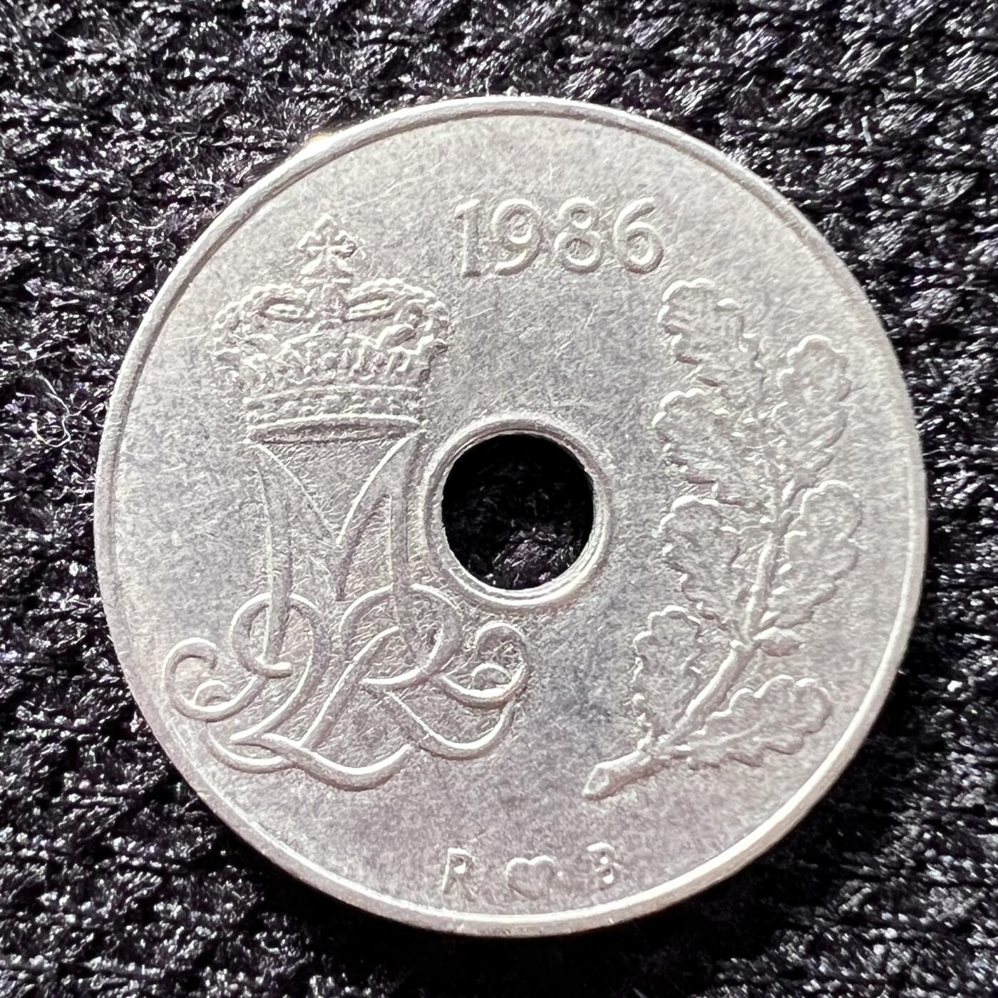 锦色铺子的潮玩第10期 🌸🌸🌸无佣金🌸 🌸🌸   丹麦 1986年 25欧尔  23mm左右 玛格丽特二世 中孔铜镍币 品相如图