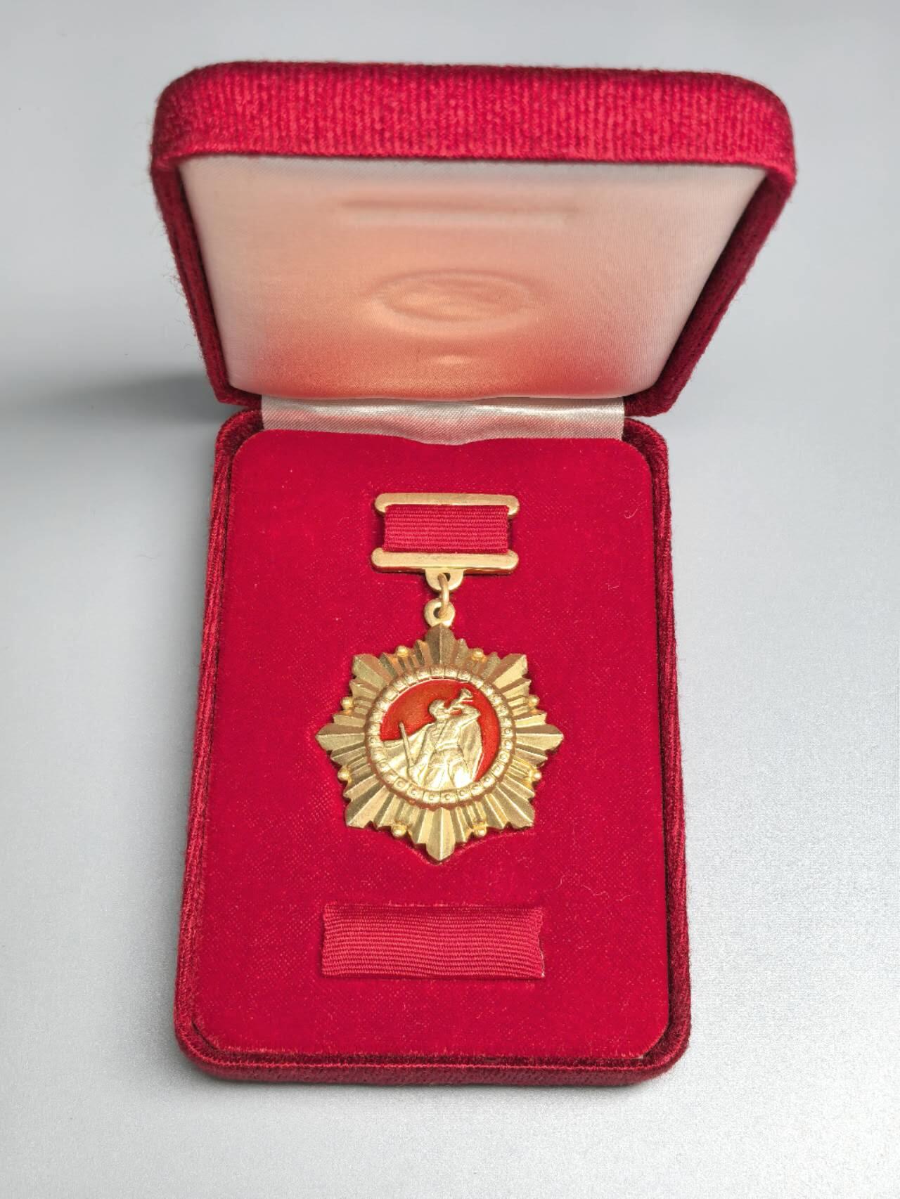 小驴勋章奖章收藏4月4日周六晚六点拍卖（珍爱和平，收藏战争，铭记历史，勿忘国耻，忠党爱国。有偿代拍，送拍规则在简介最后，参拍须阅读规则后再参拍，关系到运费包装发货时效真假辨别等关键信息，拍卖时不再发原图，看大图店主微信码在拍卖店铺介绍里）