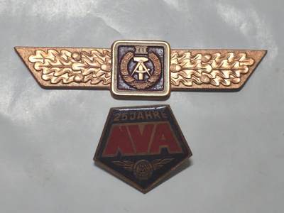 韵星假日军品类拍卖第51期  -- Rimey Holidays Militaria Auction 51 - 民主德国人民军成立二十五周年与通用技能证章一组