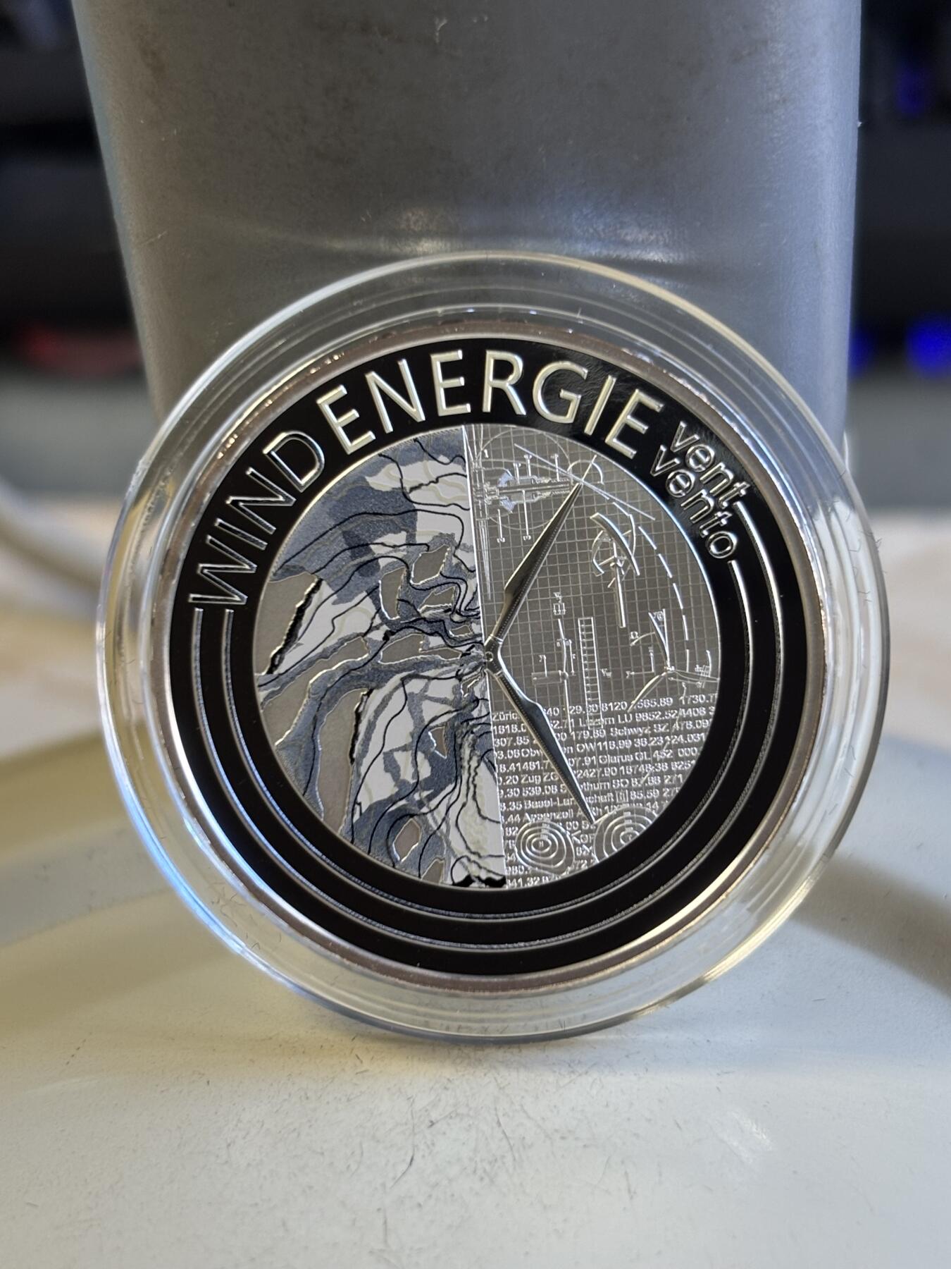 第196期拍卖 瑞士2023年清洁能源系列风能夜光精制纪念银币，999银，20克，发行10000枚