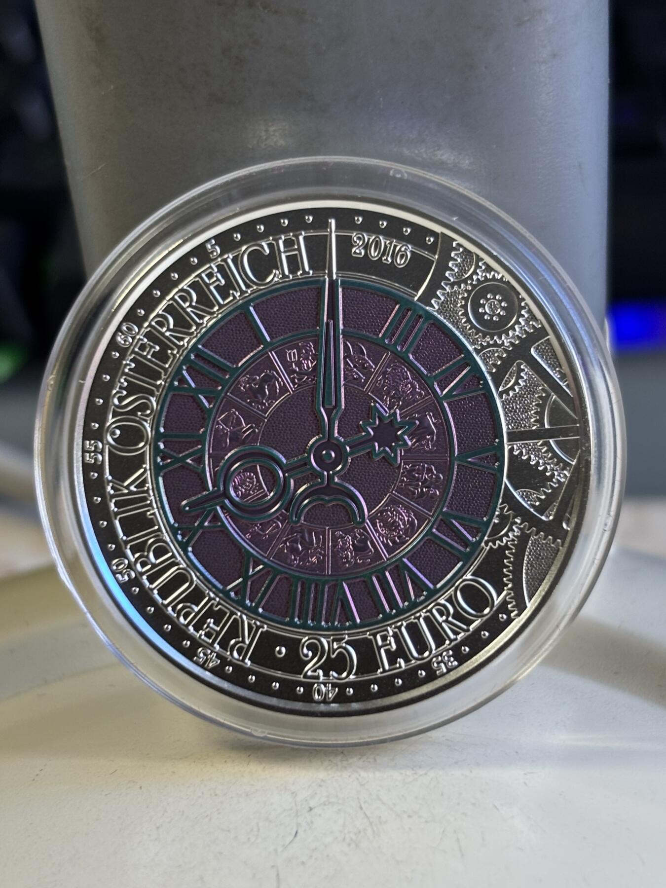 第196期拍卖 获奖奥地利2016年银铌镶嵌时间三彩色纪念银铌币，金属:900银/铌998，重量:15.5克（9克银，6.5克铌），直径:34毫米，发行：65000枚，获2018年度克劳斯世界硬币大奖赛最佳双金属币