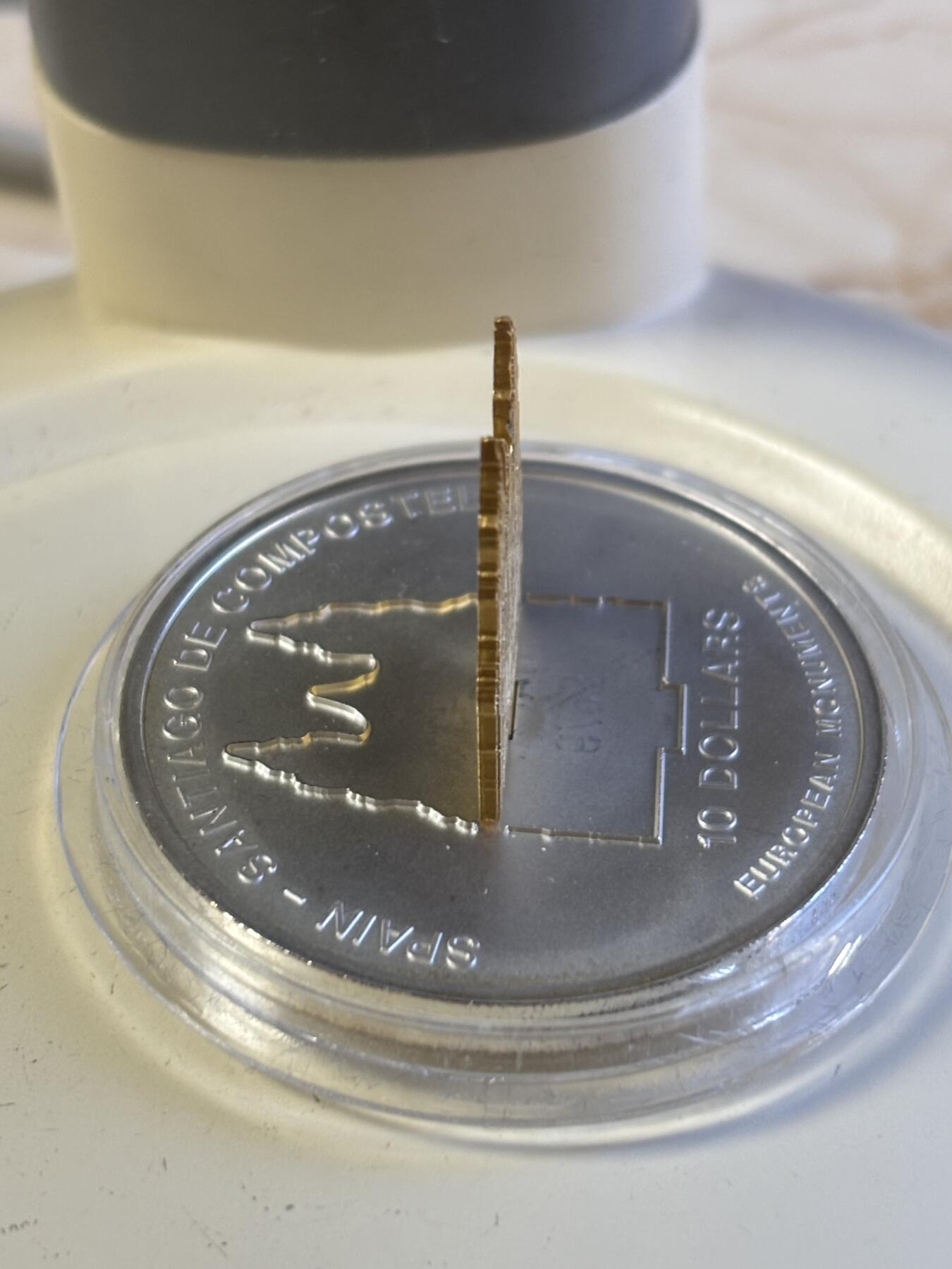 第196期拍卖 瑙鲁2006年 欧洲地标-西班牙圣地亚哥主教座堂立体部分镀金精制银币， 1盎司，999银 发行量：2000枚，塑料盒有瑕疵