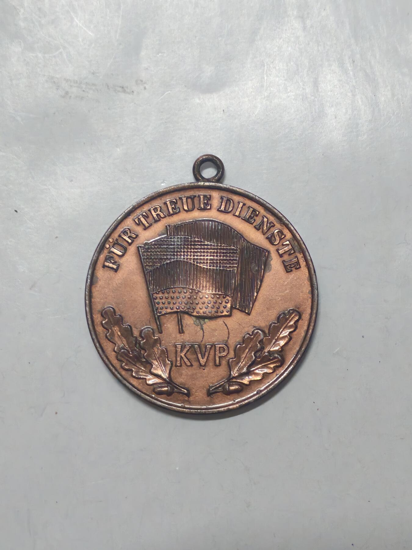 韵星假日军品类拍卖第51期  -- Rimey Holidays Militaria Auction 51 民主德国铜级人民军忠诚服务奖章 极早期无国徽版本 比后期章体大一圈 带编号 稀少
