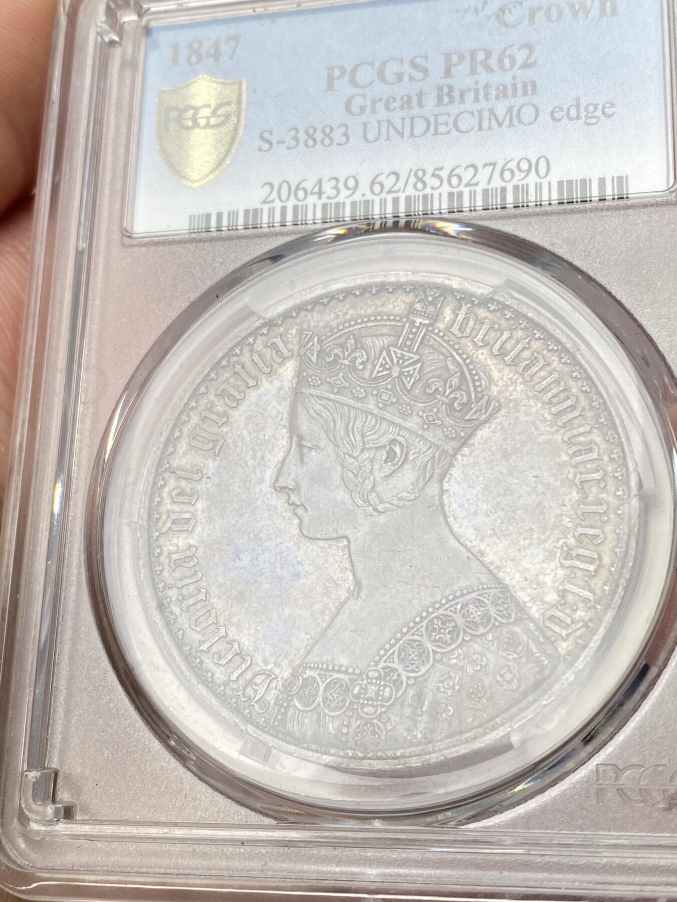 万国钱币拍卖第064期 PCGS PR62 1847年英国维多利亚女皇哥特体克朗 世界机制币大名誉品 英系钱币工艺巅峰之作 任何世界币玩家都耳熟能详的品种 全球热度居高不下 价格也是一路上涨 浓郁厚重的英式天鹅绒包浆极致美丽 打制深峻狮脸清晰 此次贴脸入手机会不容错过