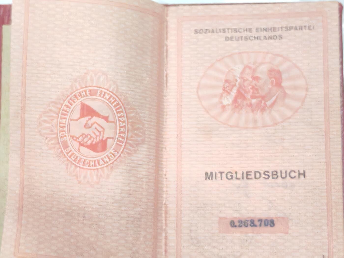 韵星假日军品类拍卖第51期  -- Rimey Holidays Militaria Auction 51 民主德国统一社会党党证、证章一套 证书少见 贴票记录照片齐全