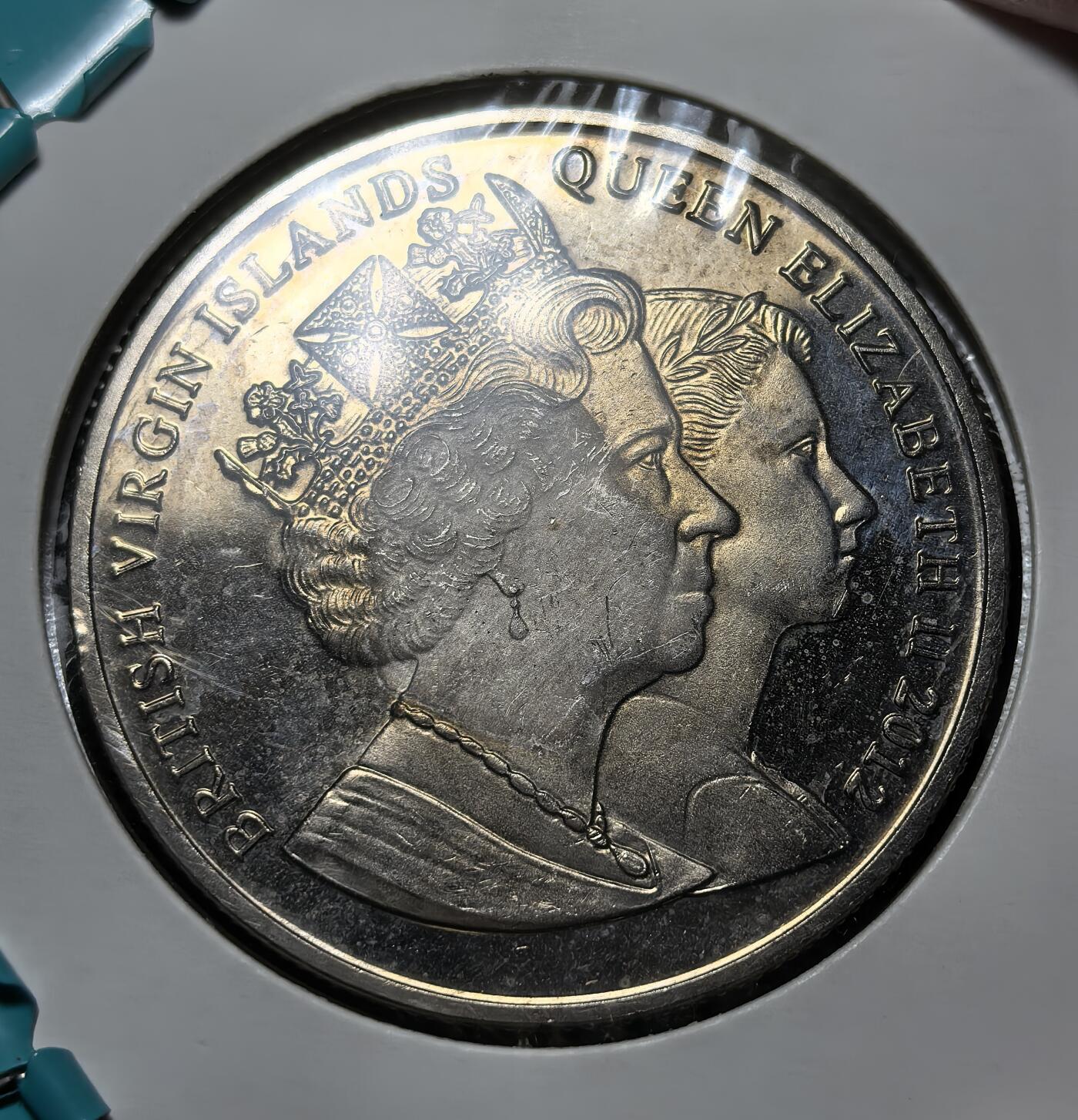 外国优质银币克朗币纪念章，每周六晚九点倒数截拍，满百包邮可寄存，持续收拍 英属维尔京群岛2012年伊丽莎白二世登基钻禧 1 元纪念币，正面为女王今昔双头像，背面以正装肖像与玫瑰纪念其在位 60 周年，见证英联邦海外领地的王室纪念传统。