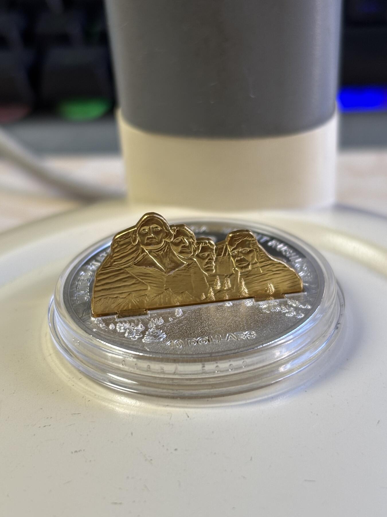 第196期拍卖 库克2008年世界奇观系列美国总统山3D立体镀金银币，999银镀金，1盎司，发行5000枚，