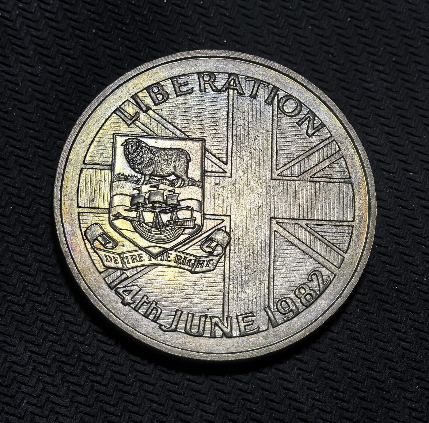 外国优质银币克朗币纪念章，每周六晚九点倒数截拍，满百包邮可寄存，持续收拍 福克兰群岛1982 年马岛战争胜利 50 便士币。正面是伊丽莎白二世肖像，背面印有 “LIBERATION 14th JUNE 1982” 及岛徽，定格英国收复领土的关键节点。