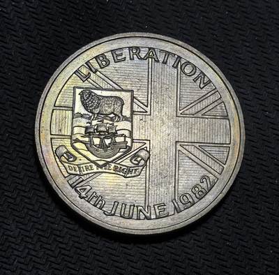 外国优质银币克朗币纪念章，每周六晚九点倒数截拍，满百包邮可寄存，持续收拍 - 福克兰群岛1982 年马岛战争胜利 50 便士币。正面是伊丽莎白二世肖像，背面印有 “LIBERATION 14th JUNE 1982” 及岛徽，定格英国收复领土的关键节点。