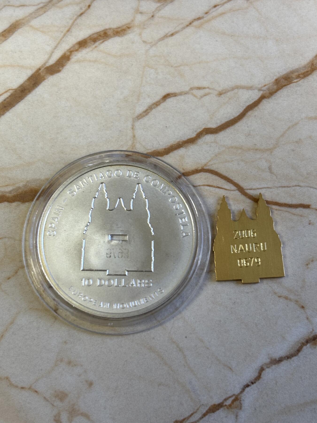 第196期拍卖 瑙鲁2006年 欧洲地标-西班牙圣地亚哥主教座堂立体部分镀金精制银币， 1盎司，999银 发行量：2000枚，塑料盒有瑕疵