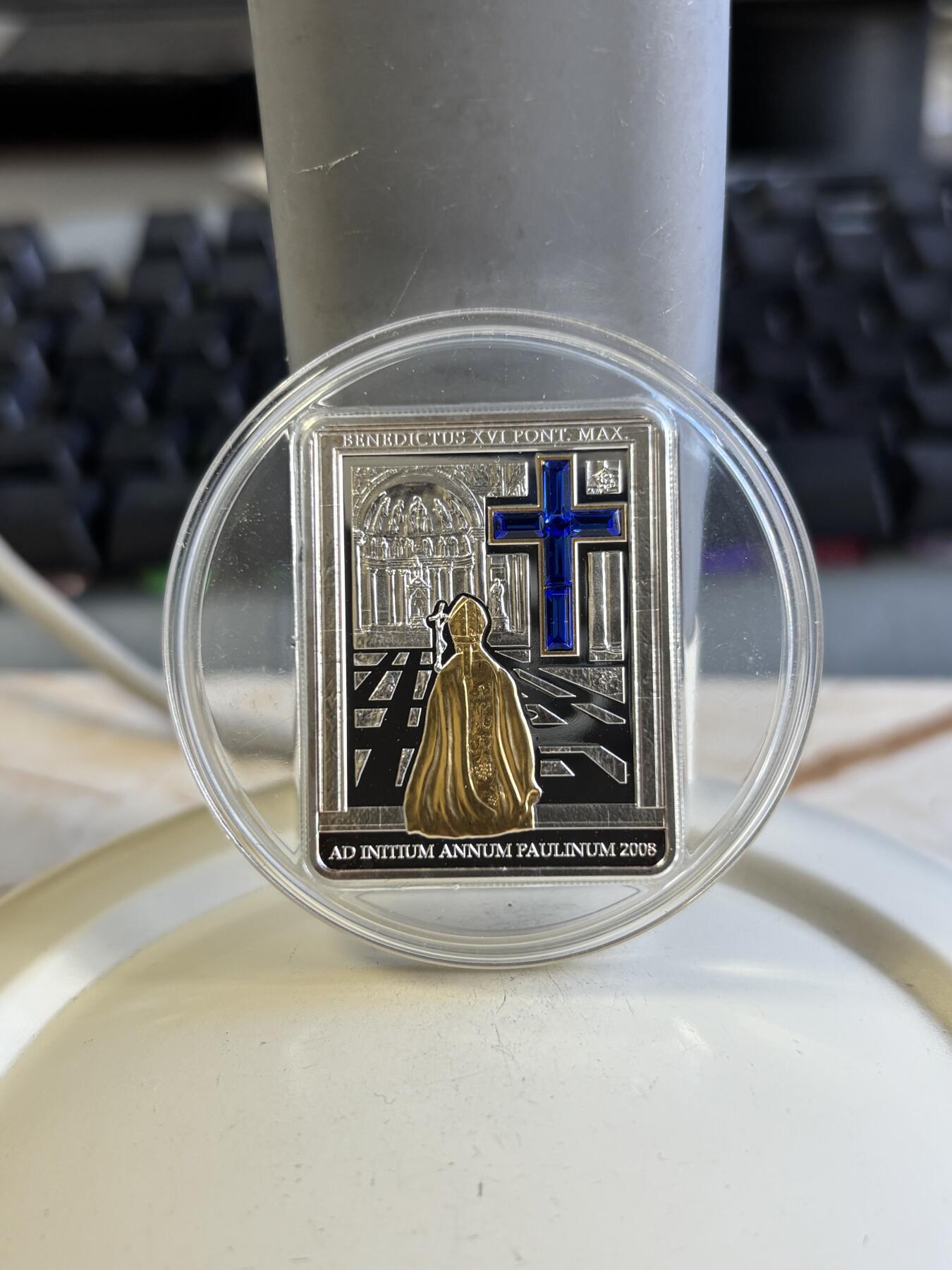 第196期拍卖 2008年库克5元镶施瓦洛世奇水晶部分镀金精制银币 教皇本笃十六系列-迈向更新之年的开端 25克925银 发行量：5000枚