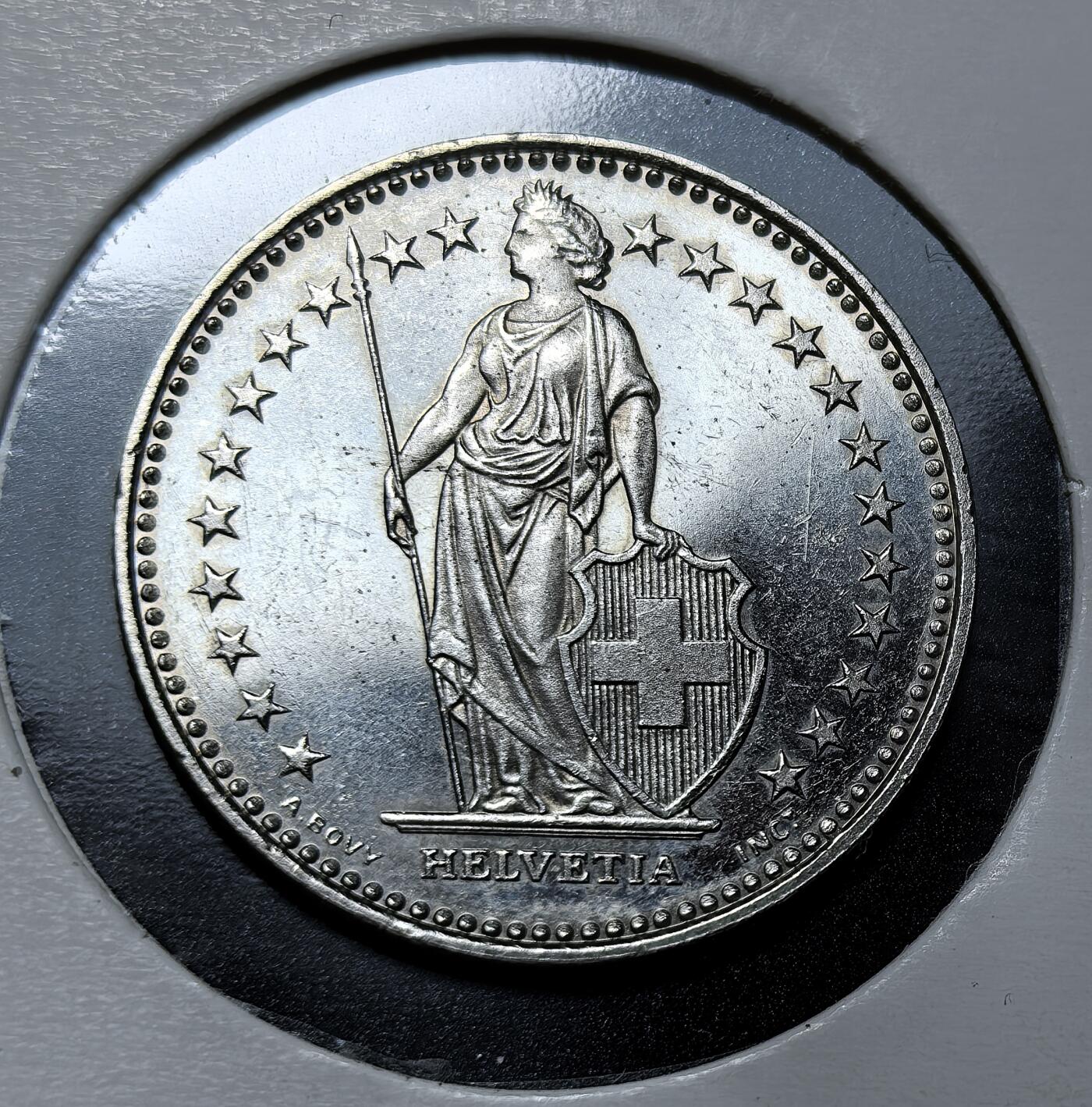 外国优质银币克朗币纪念章，每周六晚九点倒数截拍，满百包邮可寄存，持续收拍 瑞士联邦1988年1法郎，币面为守护女神海尔维蒂亚与瑞士十字盾徽，是瑞士长期中立、金融稳定的经典流通币，延续了百年经典设计。