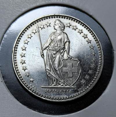 外国优质银币克朗币纪念章，每周六晚九点倒数截拍，满百包邮可寄存，持续收拍 - 瑞士联邦1988年1法郎，币面为守护女神海尔维蒂亚与瑞士十字盾徽，是瑞士长期中立、金融稳定的经典流通币，延续了百年经典设计。
