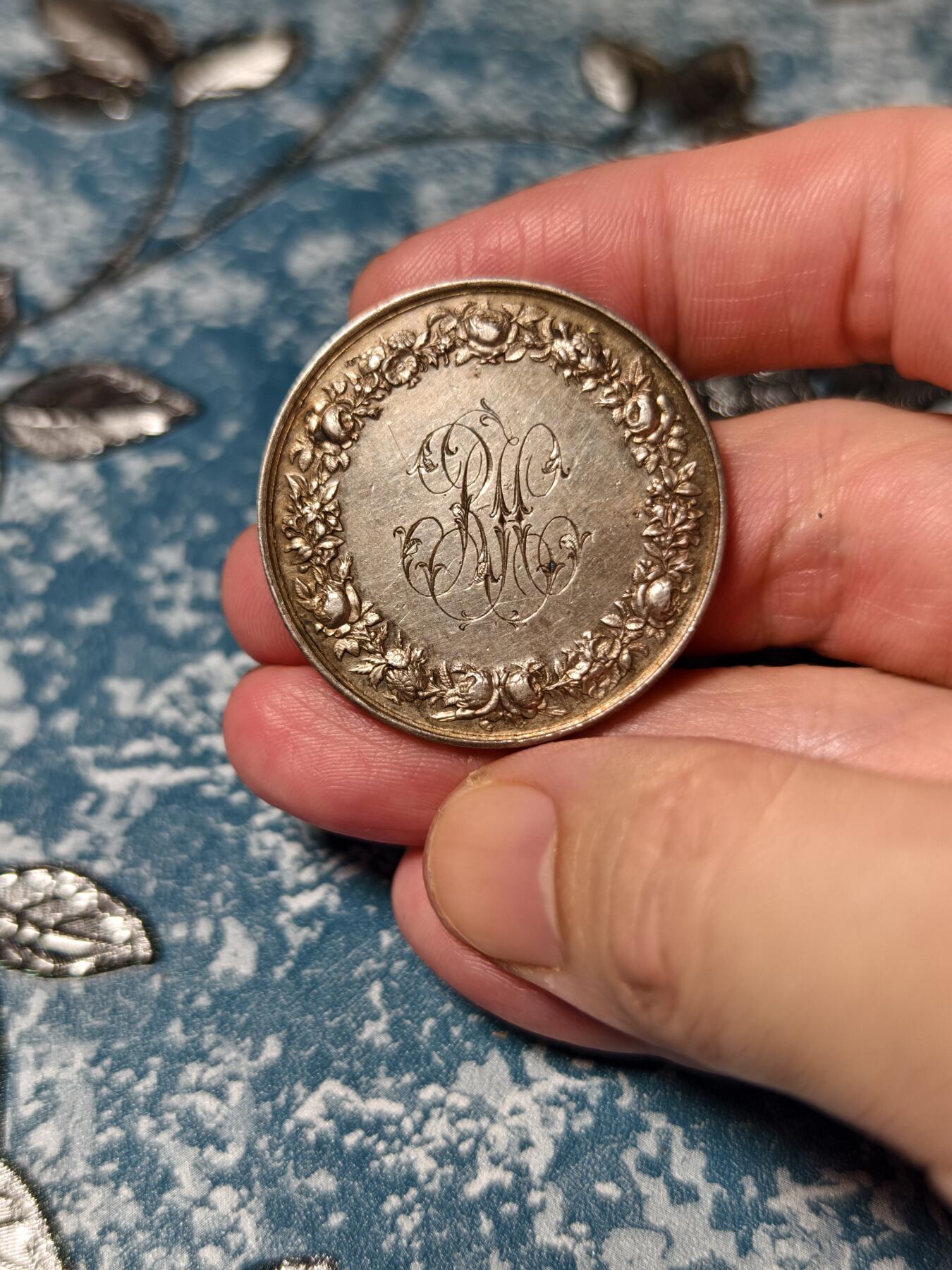 抚柳草堂-第二十二期章牌钱币  奖章勋章 满百包邮 放漏专场 1874法国婚姻与爱情纪念银章 950银重22g 直径36.5mm 蜜蜂边铭 边道轻微不平整 整体状态不错