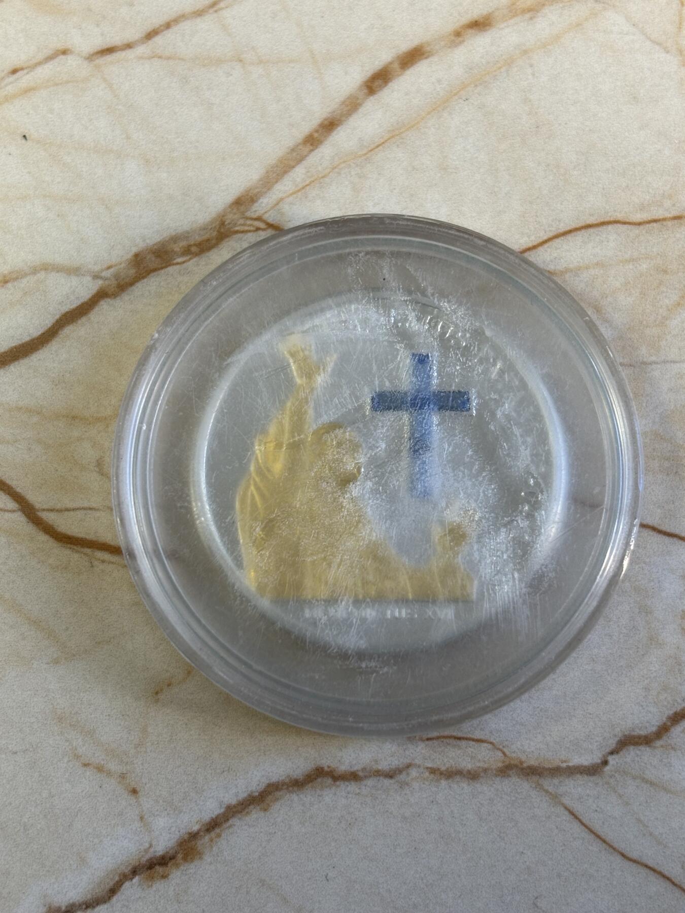 第196期拍卖 安道尔2005年梵蒂冈加冕镀金镶水晶银币，925银镀金，25克，塑料盒有瑕疵