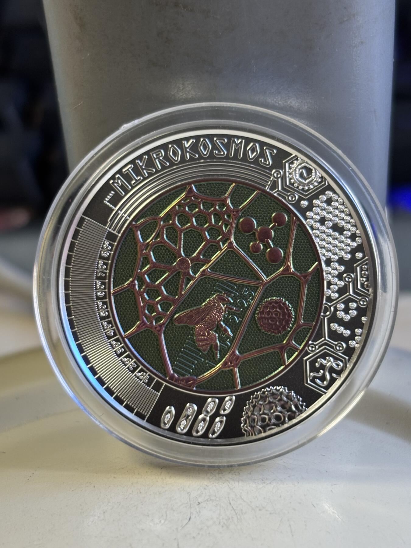 第196期拍卖 奥地利2017年银铌镶嵌系列微观世界银铌双金属币，金属:900银998铌，重量:16.5克（10克银，6.5克铌）直径:34毫米，发行：65000枚