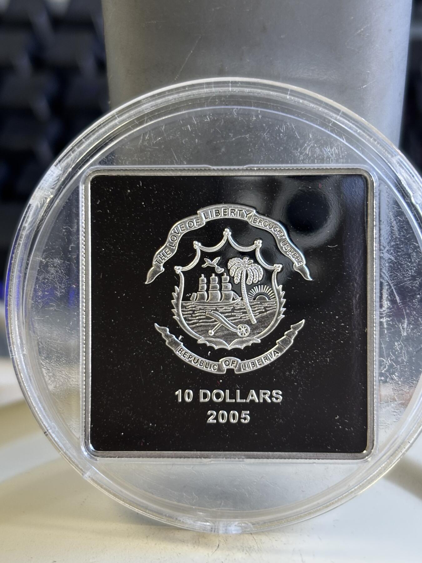 第196期拍卖 利比里亚2005年宗教系列镶嵌水晶十字架镀金纪念银币，925银，25克，塑料盒有瑕疵