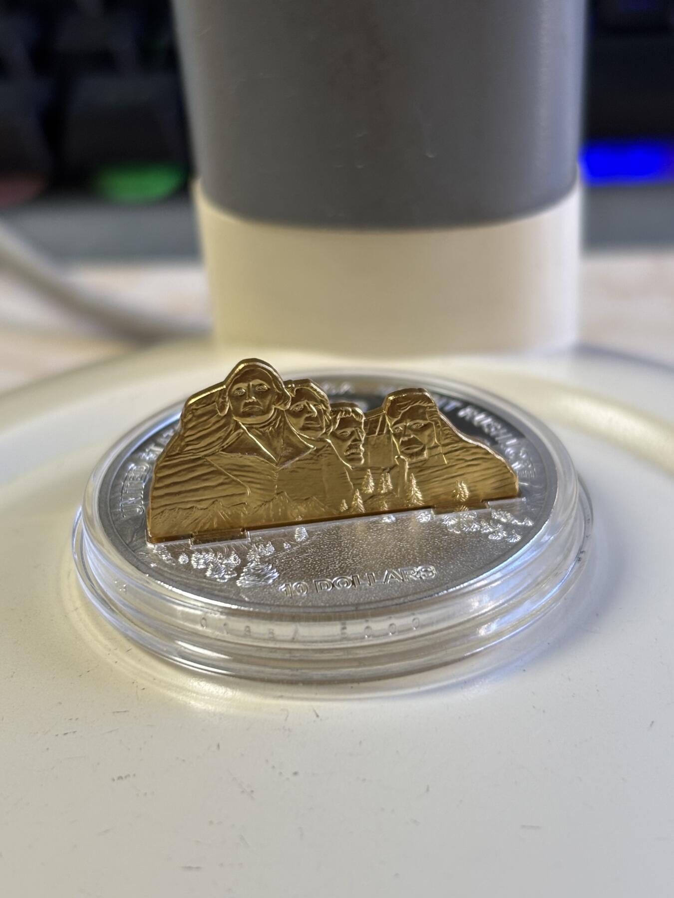 第196期拍卖 库克2008年世界奇观系列美国总统山3D立体镀金银币，999银镀金，1盎司，发行5000枚，