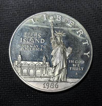 外国优质银币克朗币纪念章，每周六晚九点倒数截拍，满百包邮可寄存，持续收拍 - 美国1986年自由女神像百年纪念银币。正面刻自由女神与埃利斯岛，背面印移民名言，纪念自由女神落成百年与美国移民历史。