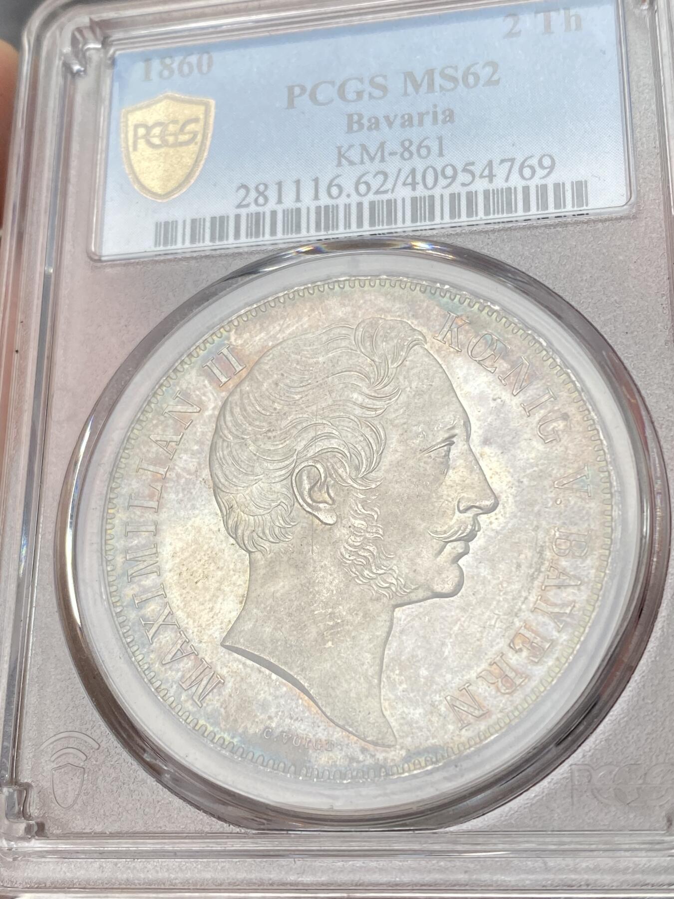 万国钱币拍卖第064期 PCGS MS62 1860年德国巴伐利亚马克西米利安二世双狮流通2泰勒 马二高难年份 仅两年发行 即便通货也不太常见的品种 原味孔雀绿彩极美 2t大名誉品路二双狮同款纹章 PCGS季军分